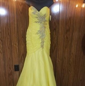 Cassandra Stone - Mac Duggal - Long Dress - Color Lemon - Size 4 - MD48124